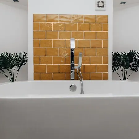 Exposed Brickwork Townhouse W Free Secure Parking