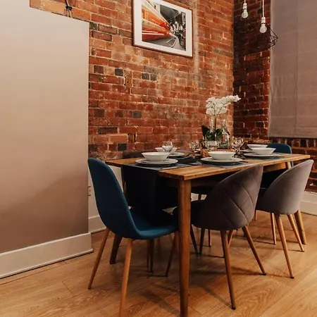 Exposed Brickwork Townhouse W Free Secure Parking