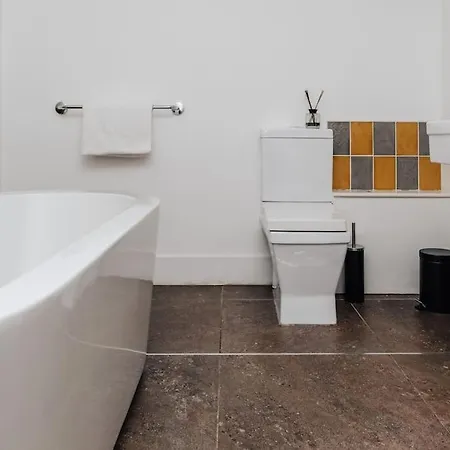 Nyaraló Exposed Brickwork Townhouse W Free Secure Parking