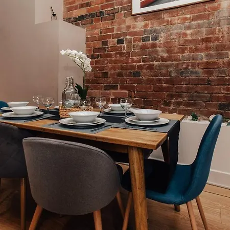 Exposed Brickwork Townhouse W Free Secure Parking * Birmingham